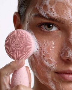 nettoyage du visage avec soin skincare